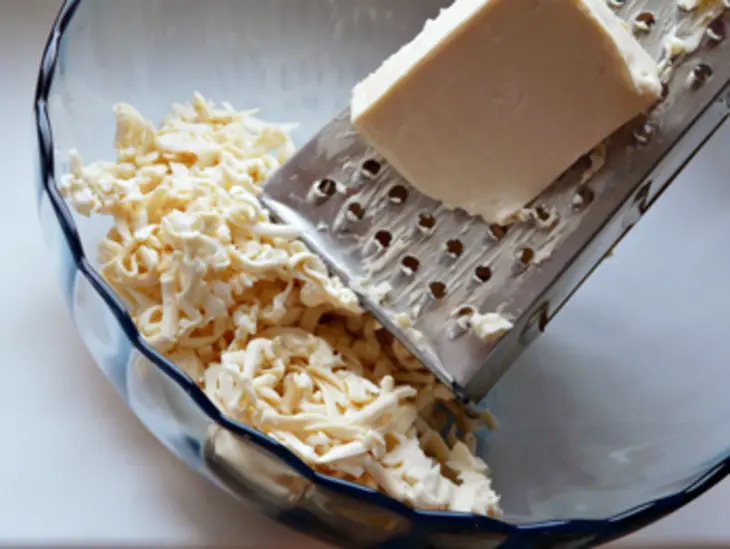 Слоеный пирог с начинкой из лука, плавленных сырков и яиц (+бонус): шаг 4