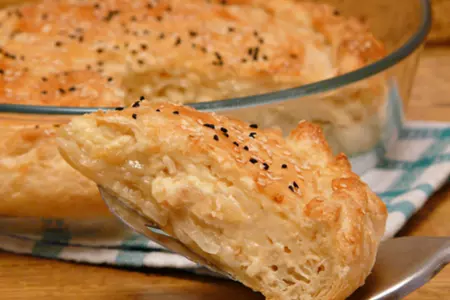 Слоеный пирог с начинкой из лука, плавленных сырков и яиц (+бонус): шаг 11