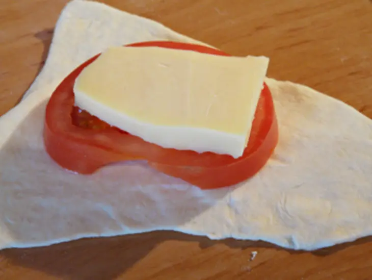 Слоеный пирог с начинкой из лука, плавленных сырков и яиц (+бонус): шаг 12