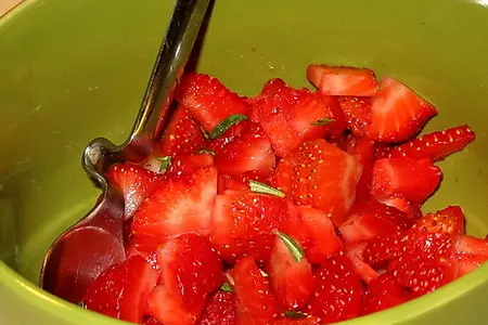 Шоколадный мильфей с клубникой и розмарином: шаг 6