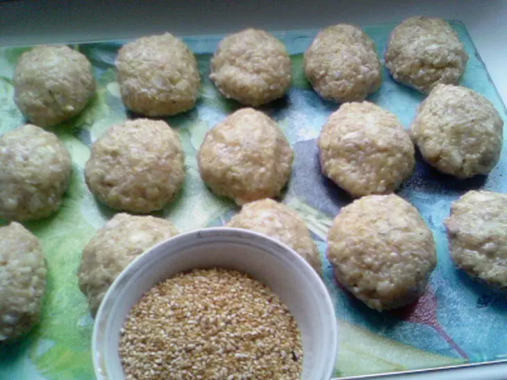 Куриные котлетки в кунжутной шубке: шаг 3