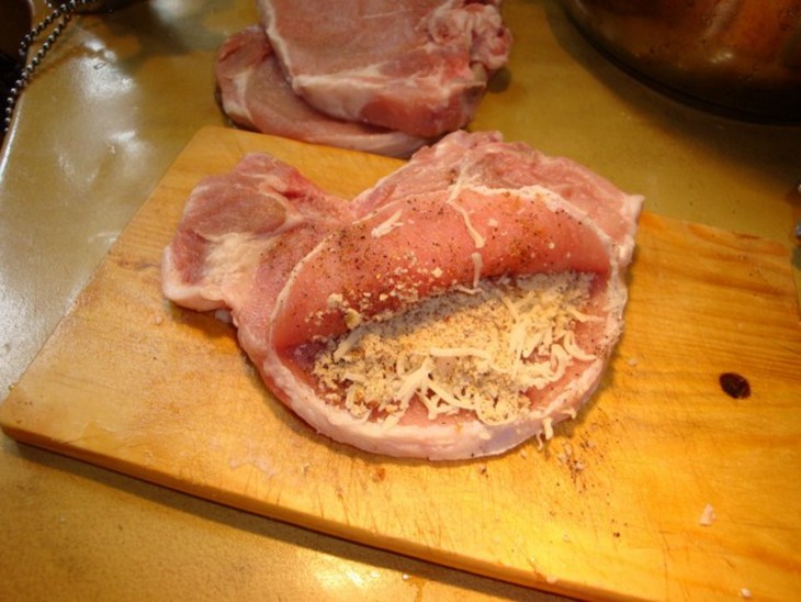 Свинина с кармашком в ореховой панировке: шаг 1