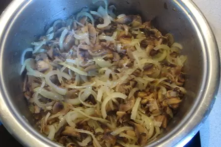 Бефстроганов с солеными огурцами и грибами.: шаг 1