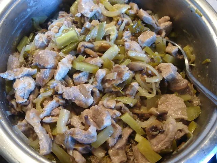 Бефстроганов с солеными огурцами и грибами.: шаг 2