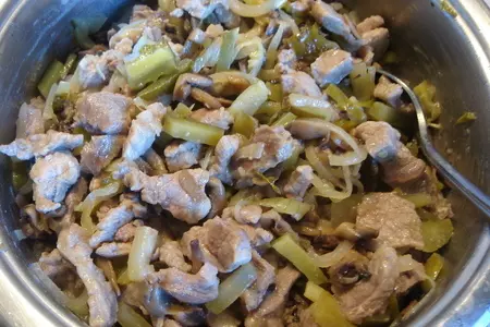 Бефстроганов с солеными огурцами и грибами.: шаг 2