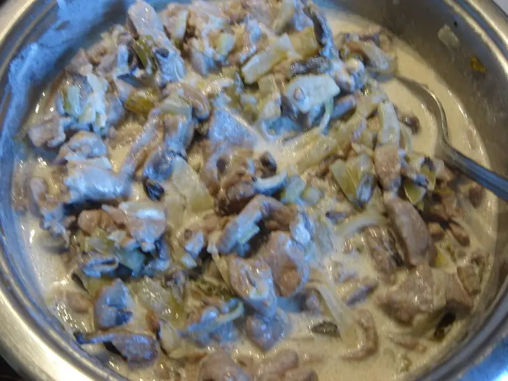 Бефстроганов с солеными огурцами и грибами.: шаг 3