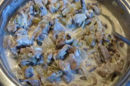 Бефстроганов с солеными огурцами и грибами.: шаг 3