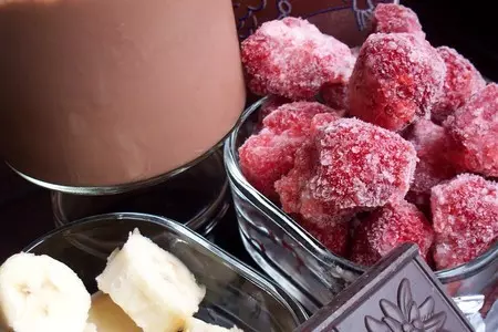 Клубнично-шоколадный смузи.: шаг 1