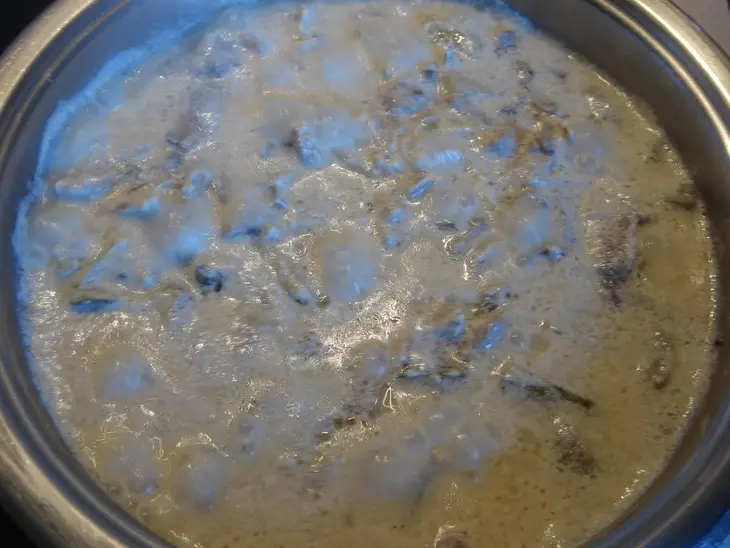 Бефстроганов с солеными огурцами и грибами.: шаг 4