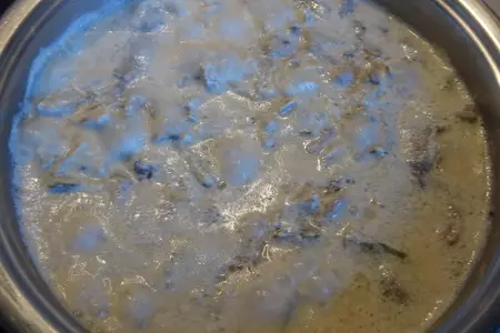 Бефстроганов с солеными огурцами и грибами.: шаг 4