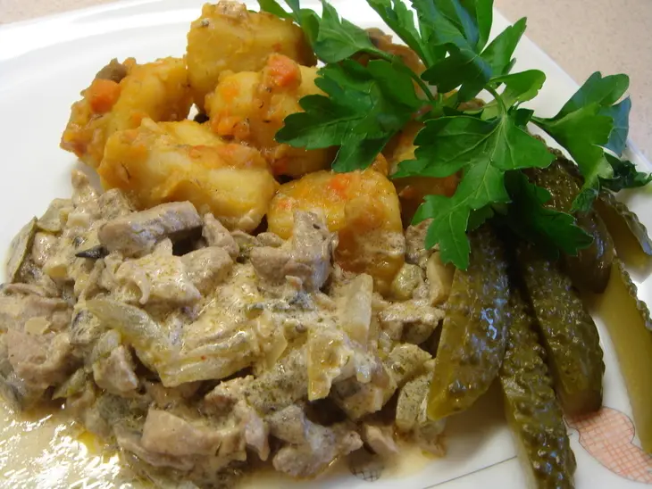 Бефстроганов с солеными огурцами и грибами.: шаг 5