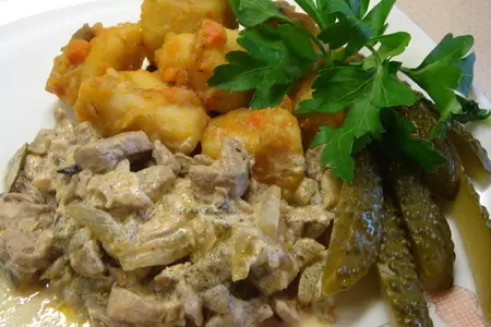 Бефстроганов с солеными огурцами и грибами.: шаг 5