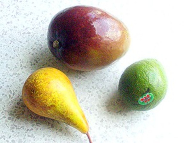 Десерт с манго, грушей и авокадо: шаг 1