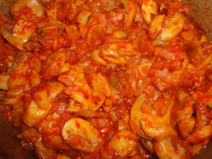 Сочная куриная грудка с грибами и пюре из баклажан: шаг 5