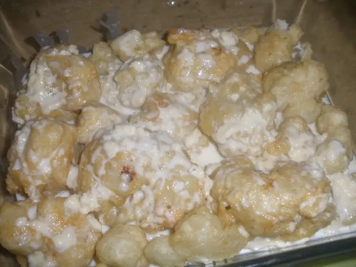 Цветная капуста, обжаренная в пивном кляре и запеченная в сливочном соусе с камамбером: шаг 5