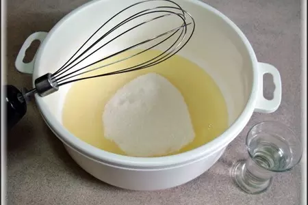 Бисквитный рулет с кокосовым кремом и кусочками ананаса "нежность": шаг 2