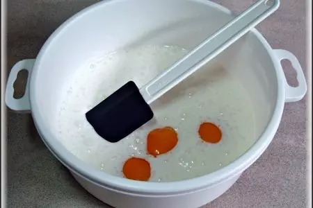 Бисквитный рулет с кокосовым кремом и кусочками ананаса "нежность": шаг 3