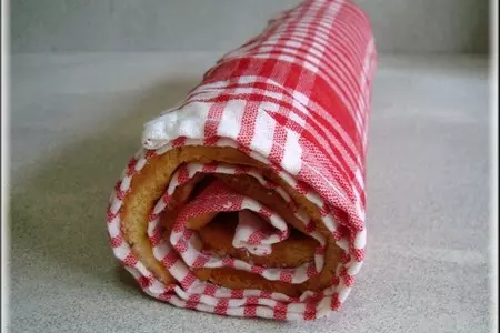Бисквитный рулет с кокосовым кремом и кусочками ананаса "нежность": шаг 7