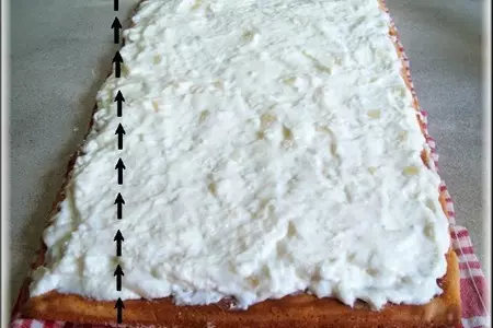 Бисквитный рулет с кокосовым кремом и кусочками ананаса "нежность": шаг 15