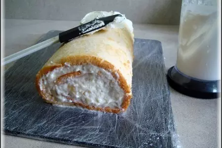 Бисквитный рулет с кокосовым кремом и кусочками ананаса "нежность": шаг 16