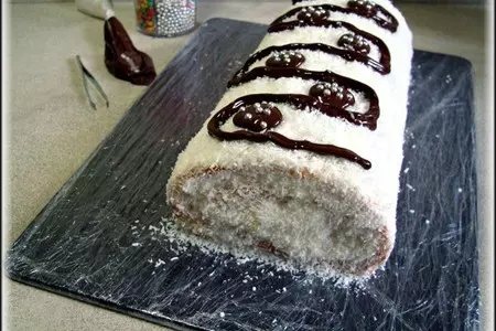 Бисквитный рулет с кокосовым кремом и кусочками ананаса "нежность": шаг 18
