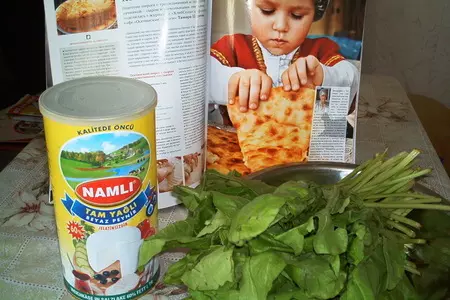 Осетинский пирог с сыром и свекольными листьями: шаг 1