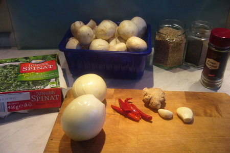 Жаренные грибы в восточном стиле со шпинатом и жаренным луком: шаг 1
