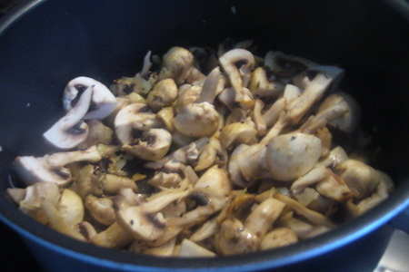 Жаренные грибы в восточном стиле со шпинатом и жаренным луком: шаг 2