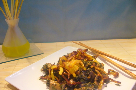 Жаренные грибы в восточном стиле со шпинатом и жаренным луком: шаг 6