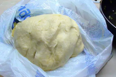 Пирог из теста на сметане с луком и яйцом. пресный пирог.: шаг 1
