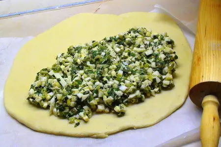 Пирог из теста на сметане с луком и яйцом. пресный пирог.: шаг 3