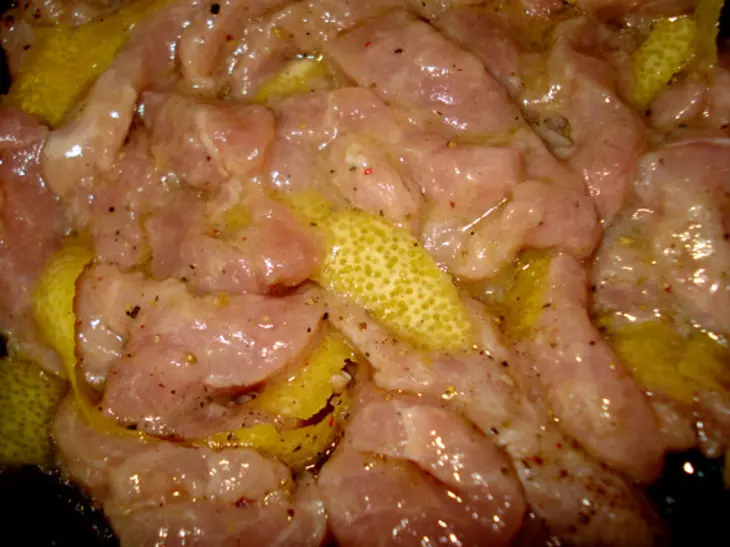 Салат из свинины с клубникой и руколой: шаг 2