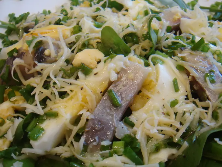 Салат с яйцом и селедкой: шаг 3
