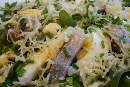 Салат с яйцом и селедкой: шаг 3