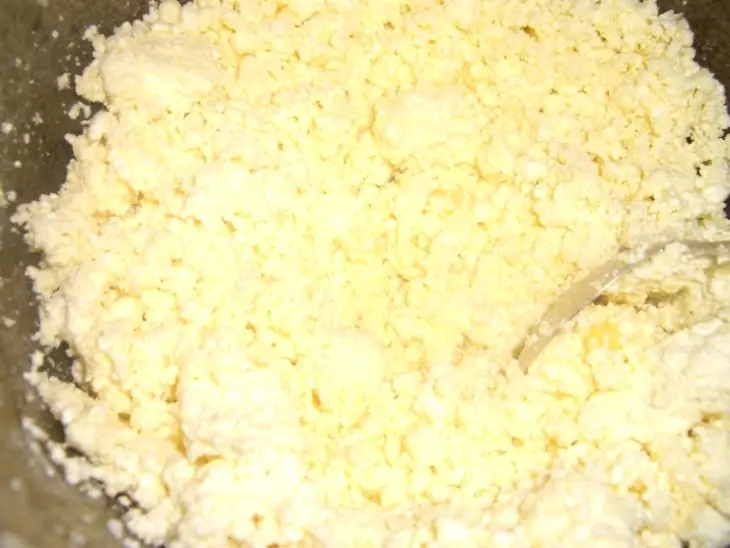 Сыр домашний с базиликом, курагой и грецким орехоми.: шаг 2