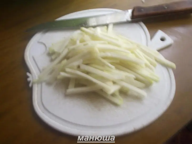 Кольраби с горошком и курицей: шаг 1