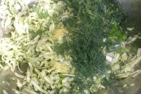 Оладьи из цуккини с сыром: шаг 1