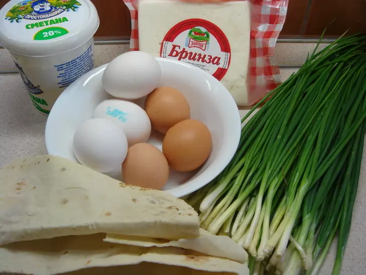Низкокалорийный (ну почти:) ), полезный и очень простой пирожок с зеленым луком.: шаг 1