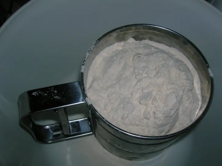 Быстрые молочно-медовые пышки с ржаной мукой к завтраку и не только: шаг 1