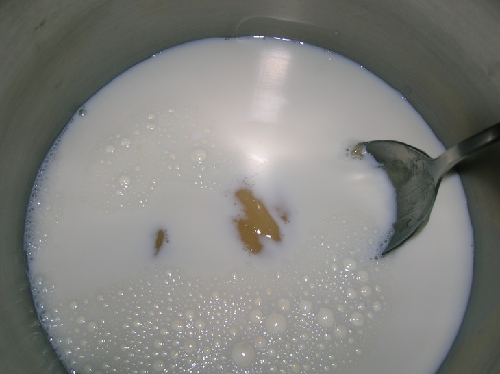 Быстрые молочно-медовые пышки с ржаной мукой к завтраку и не только: шаг 3