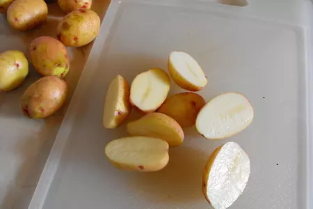 Молодой картофель запеченный с чесноком и кунжутом, и со сметанным соусом..: шаг 2