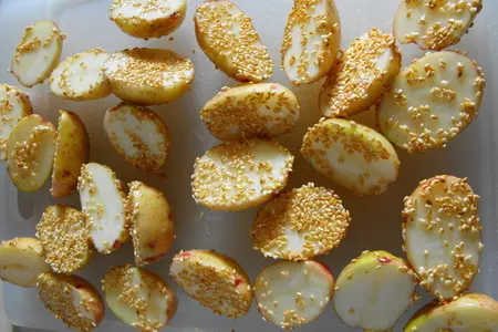 Молодой картофель запеченный с чесноком и кунжутом, и со сметанным соусом..: шаг 3