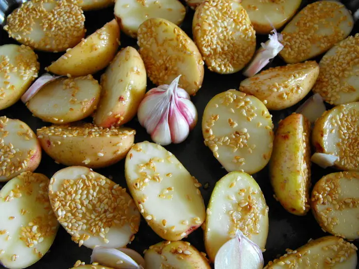 Молодой картофель запеченный с чесноком и кунжутом, и со сметанным соусом..: шаг 4
