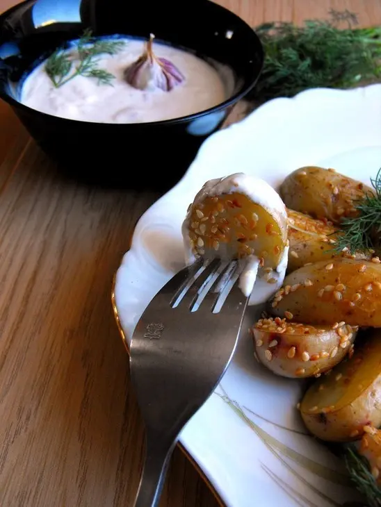 Молодой картофель запеченный с чесноком и кунжутом, и со сметанным соусом..: шаг 5