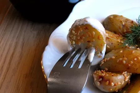Молодой картофель запеченный с чесноком и кунжутом, и со сметанным соусом..: шаг 5