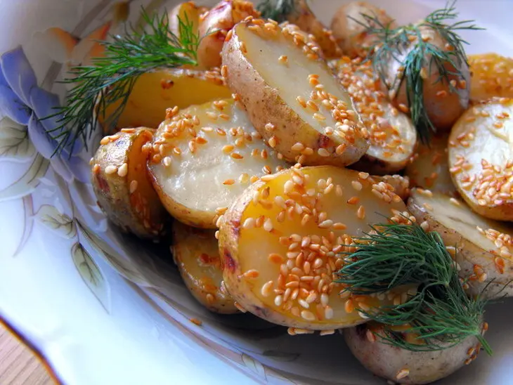 Молодой картофель запеченный с чесноком и кунжутом, и со сметанным соусом..: шаг 6
