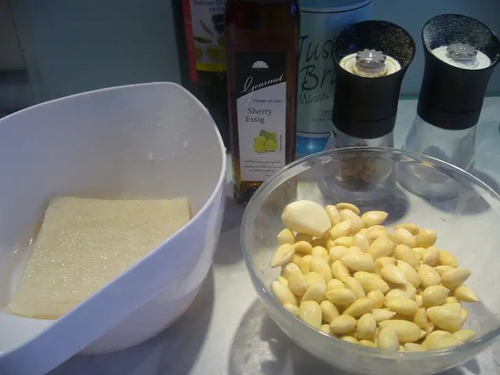 Холодный миндальный суп  "белый гаспачо - ajo blanco ": шаг 2