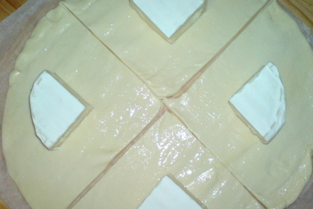 Camembert   в слоёном тесте с миндалём и брусникой: шаг 4