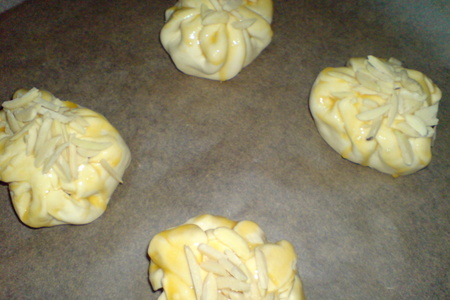Camembert   в слоёном тесте с миндалём и брусникой: шаг 7