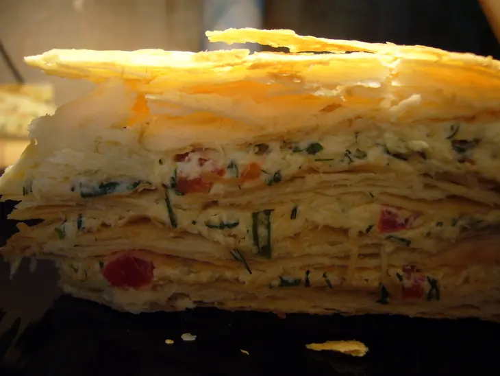 Закусочный пирог  с творожным сыром, сметаной и зеленью.: шаг 1